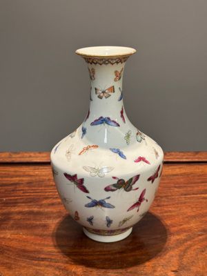 Vase en porcelaine de Chine famille rose à décor de papillons, marque de Guangxu, 19ème — photo 3