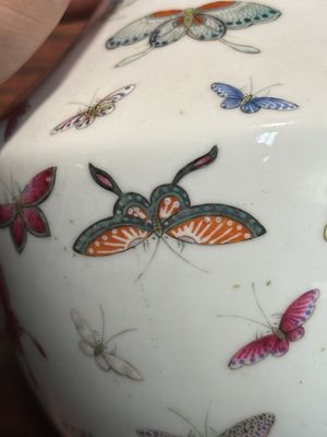 Vase en porcelaine de Chine famille rose à décor de papillons, marque de Guangxu, 19ème — photo 8