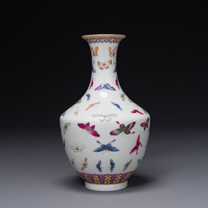 Vase en porcelaine de Chine famille rose à décor de papillons, marque de Guangxu, 19ème — photo 1