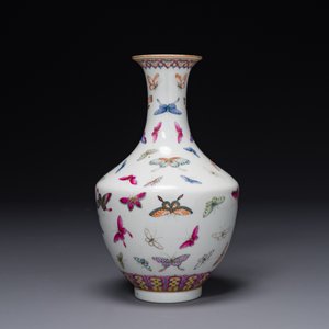 Vase en porcelaine de Chine famille rose à décor de papillons, marque de Guangxu, 19ème — photo 2
