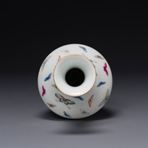 Vase en porcelaine de Chine famille rose à décor de papillons, marque de Guangxu, 19ème — photo 5