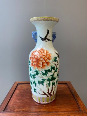 Vase en porcelaine de Chine famille rose à décor de pies et de pivoines, marque et époque de Guangxu — photo 1