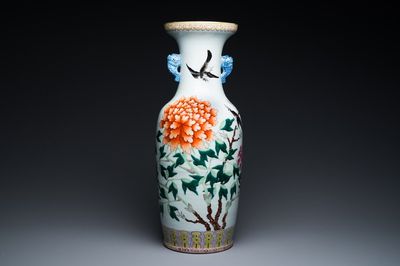 Vase en porcelaine de Chine famille rose à décor de pies et de pivoines, marque et époque de Guangxu