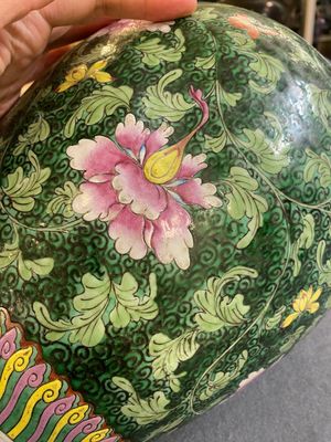 Vase en porcelaine de Chine famille rose à décor de rinceaux floraux, 19/20ème — photo 7