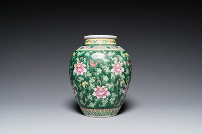 Vase en porcelaine de Chine famille rose à décor de rinceaux floraux, 19/20ème