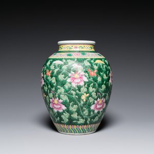 Vase en porcelaine de Chine famille rose à décor de rinceaux floraux, 19/20ème — photo 2