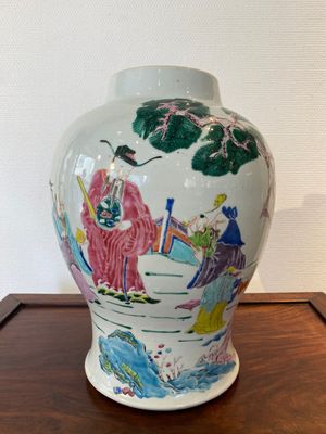 Vase en porcelaine de Chine famille rose à décor de 'Sanxing', Yongzheng — photo 1