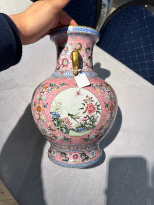 Vase en porcelaine de Chine famille rose à décor de scène européenne, 20ème — photo 2