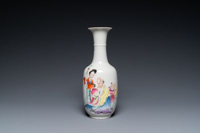 Vase en porcelaine de Chine famille rose à décor de Shou Lao, marque de Hongxian, 20ème