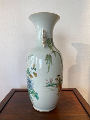 Vase en porcelaine de Chine famille rose à décor des deux côtés, signé Hong Chengwang 洪成旺, daté 1906 — photo 2