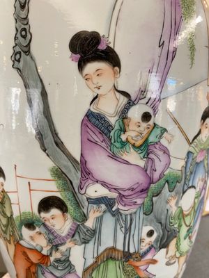 Vase en porcelaine de Chine famille rose à décor des deux côtés, signé Hong Chengwang 洪成旺, daté 1906 — photo 7