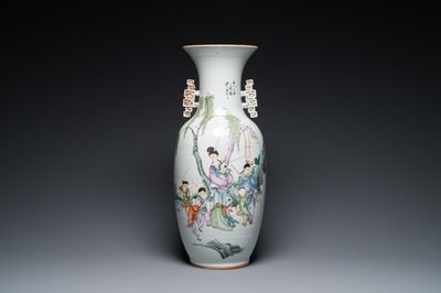 Vase en porcelaine de Chine famille rose à décor des deux côtés, signé Hong Chengwang 洪成旺, daté 1906