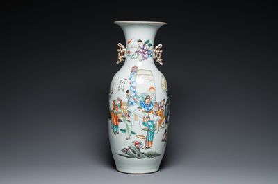 Vase en porcelaine de Chine famille rose à décor des deux côtés, signé Xia Jingguang 夏靜廣, République