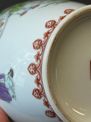 Vase en porcelaine de Chine famille rose à décor figuratif, marque de Qianlong, 20ème — photo 15