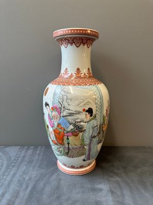 Vase en porcelaine de Chine famille rose à décor figuratif, marque de Qianlong, 20ème — photo 2