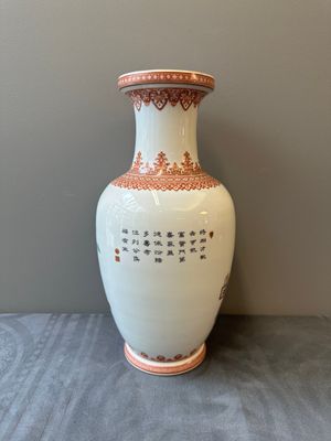 Vase en porcelaine de Chine famille rose à décor figuratif, marque de Qianlong, 20ème — photo 4