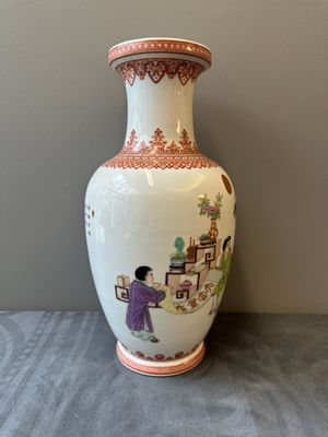 Vase en porcelaine de Chine famille rose à décor figuratif, marque de Qianlong, 20ème — photo 5