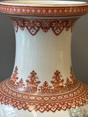 Vase en porcelaine de Chine famille rose à décor figuratif, marque de Qianlong, 20ème — photo 7