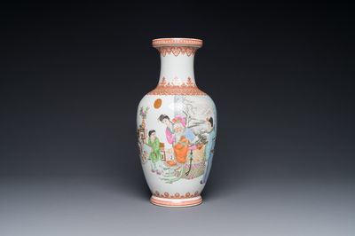 Vase en porcelaine de Chine famille rose à décor figuratif, marque de Qianlong, 20ème