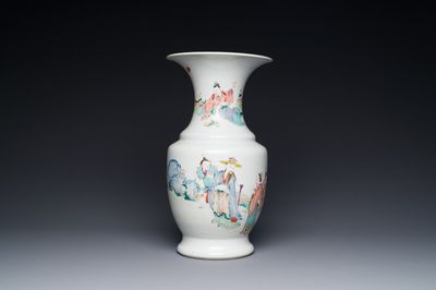 Vase en porcelaine de Chine famille rose à décor figuratif, marque de sceau ji 迹, Yongzheng