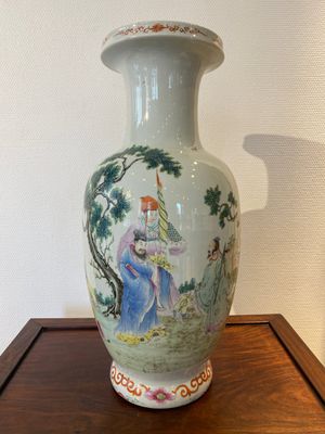 Vase en porcelaine de Chine famille rose à décor narratif, marque de Qianlong, 19/20ème — photo 1
