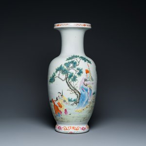 Vase en porcelaine de Chine famille rose à décor narratif, marque de Qianlong, 19/20ème — photo 1