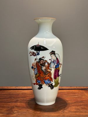 Vase en porcelaine de Chine famille rose à décor 'Zhong Kui 鐘馗', signé Yu Xianbin 余賢賓, marque de Qianlong, daté 1945 — photo 1