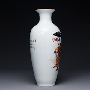 Vase en porcelaine de Chine famille rose à décor 'Zhong Kui 鐘馗', signé Yu Xianbin 余賢賓, marque de Qianlong, daté 1945 — photo 4