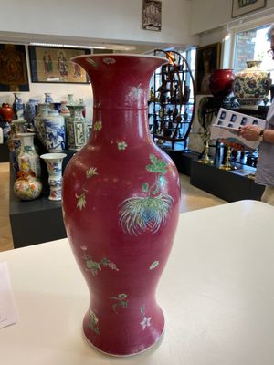 Vase en porcelaine de Chine famille rose à fond rouge de rubis au sgraffito, marque de Qianlong, République — photo 1