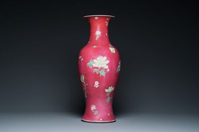 Vase en porcelaine de Chine famille rose à fond rouge de rubis au sgraffito, marque de Qianlong, République