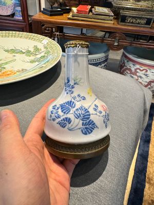 Vase en porcelaine de Chine famille rose à monture en bronze doré, Escalier de Cristal, Paris, Yongzheng — photo 1
