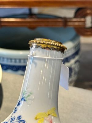 Vase en porcelaine de Chine famille rose à monture en bronze doré, Escalier de Cristal, Paris, Yongzheng — photo 13