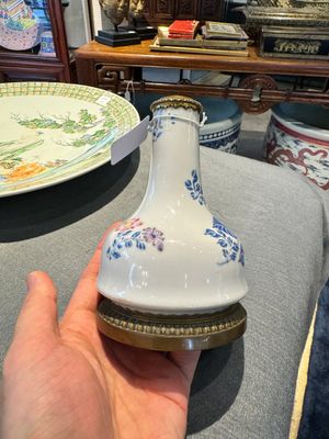 Vase en porcelaine de Chine famille rose à monture en bronze doré, Escalier de Cristal, Paris, Yongzheng — photo 5