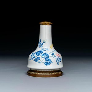 Vase en porcelaine de Chine famille rose à monture en bronze doré, Escalier de Cristal, Paris, Yongzheng — photo 1