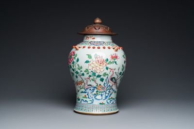 Vase en porcelaine de Chine famille rose au couvercle en bois, 19ème