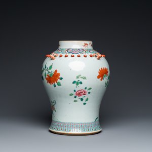 Vase en porcelaine de Chine famille rose au couvercle en bois, 19ème — photo 4