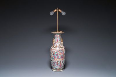 Vase en porcelaine de Chine famille rose de Canton monté en lampe, 19ème