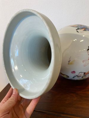 Vase en porcelaine de Chine famille rose de style Yongzheng, 20ème — photo 9
