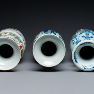 Vase en porcelaine de Chine famille rose et deux vases en bleu et blanc sur fond céladon, 19ème — photo 3