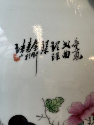 Vase en porcelaine de Chine famille rose, signé Yu Zhao 余钊, 19/20ème — photo 9