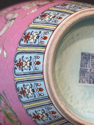 Vase en porcelaine de Chine famille rose sur fond rose à décor de papillons, marque et peut-être époque de Qianlong — photo 16