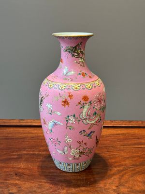 Vase en porcelaine de Chine famille rose sur fond rose à décor de papillons, marque et peut-être époque de Qianlong — photo 3