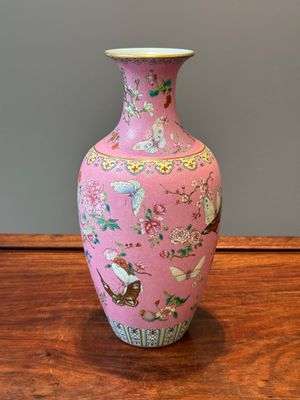 Vase en porcelaine de Chine famille rose sur fond rose à décor de papillons, marque et peut-être époque de Qianlong — photo 4