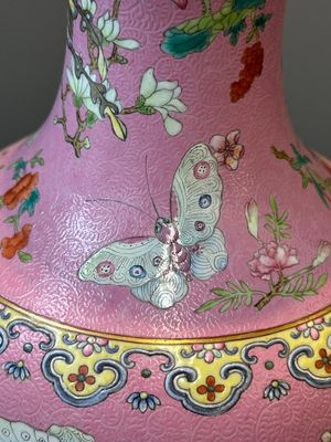 Vase en porcelaine de Chine famille rose sur fond rose à décor de papillons, marque et peut-être époque de Qianlong — photo 7