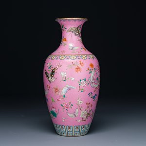 Vase en porcelaine de Chine famille rose sur fond rose à décor de papillons, marque et peut-être époque de Qianlong — photo 1