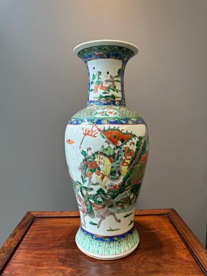 Vase en porcelaine de Chine famille verte à décor de guerriers à cheval, 19ème — photo 3