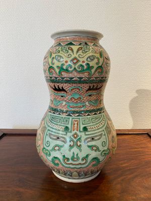 Vase en porcelaine de Chine famille verte à décor de masques taotie, marque de Xuande, 19ème — photo 1