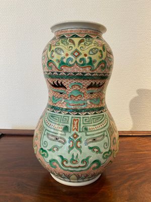 Vase en porcelaine de Chine famille verte à décor de masques taotie, marque de Xuande, 19ème — photo 3