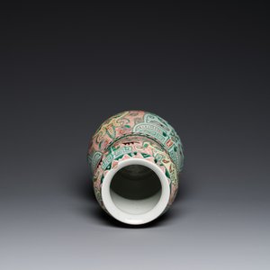 Vase en porcelaine de Chine famille verte à décor de masques taotie, marque de Xuande, 19ème — photo 5