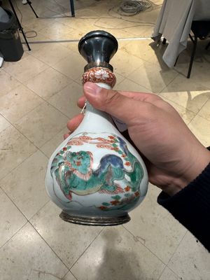 Vase en porcelaine de Chine famille verte à décor de qilin aux montures en argent, Kangxi — photo 1
